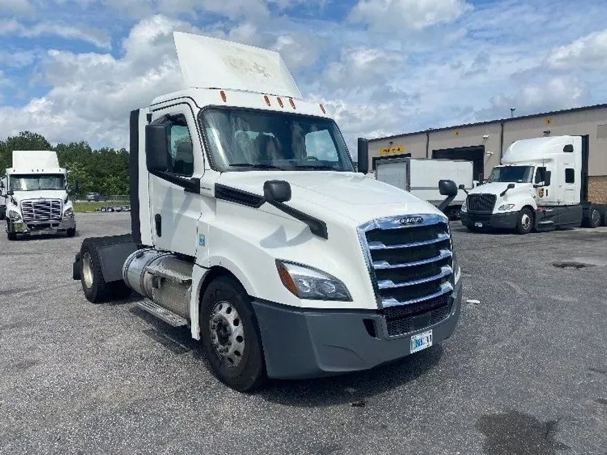 2020 Freightliner Cascadia 126" Day cab photo 1