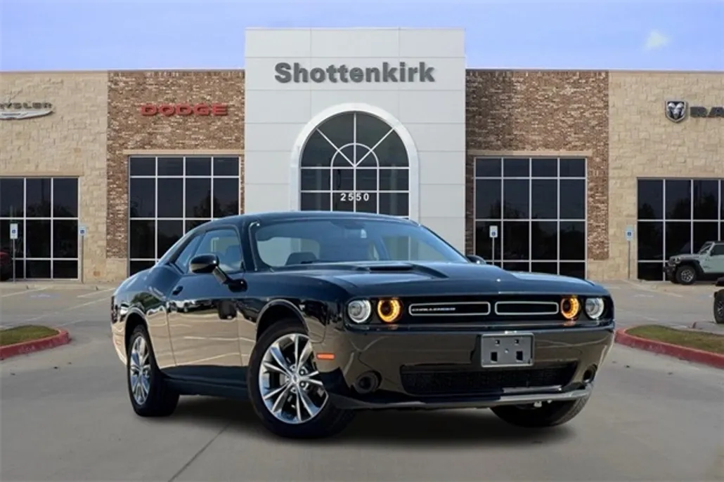 2023 Dodge Challenger SXT photo 1