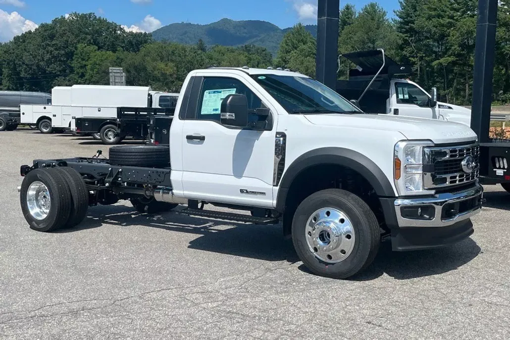 2025 Ford F-600 photo 1