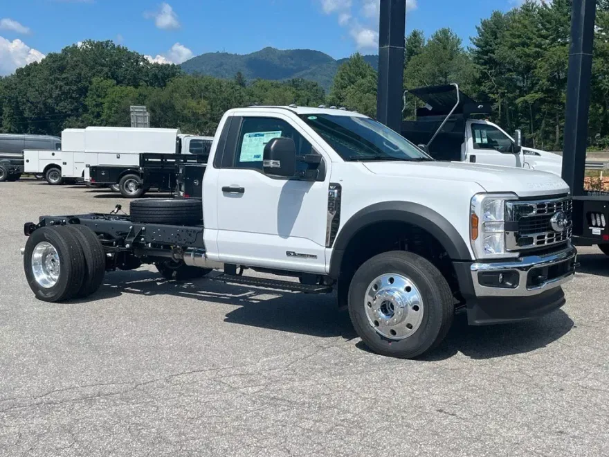 2025 Ford F-600 photo 1