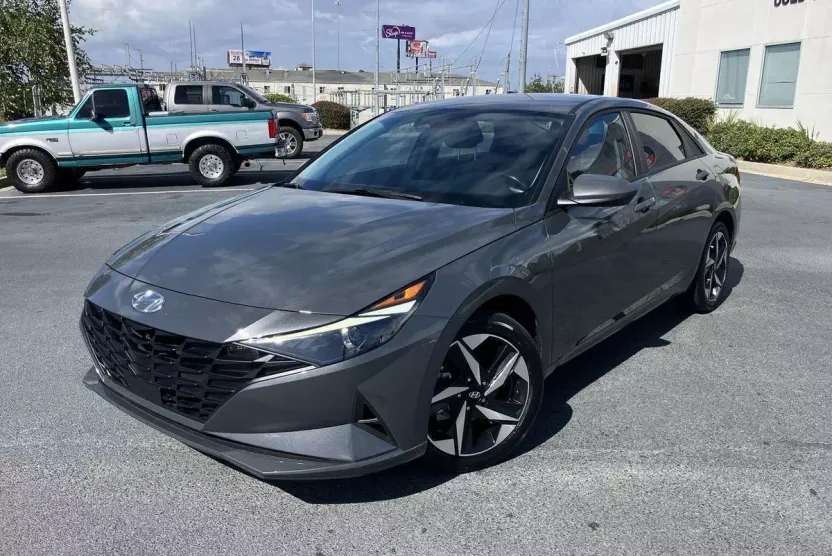 2023 Hyundai Elantra SEL photo 1