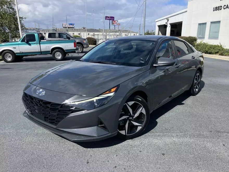 2023 Hyundai Elantra SEL photo 1