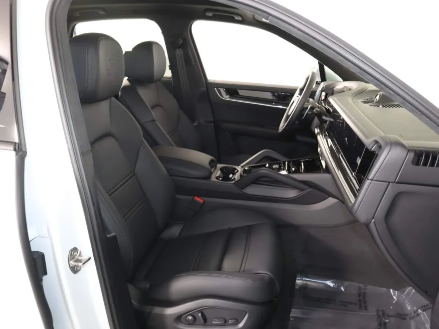 2025 Porsche Cayenne Turbo E-Hybrid photo 18