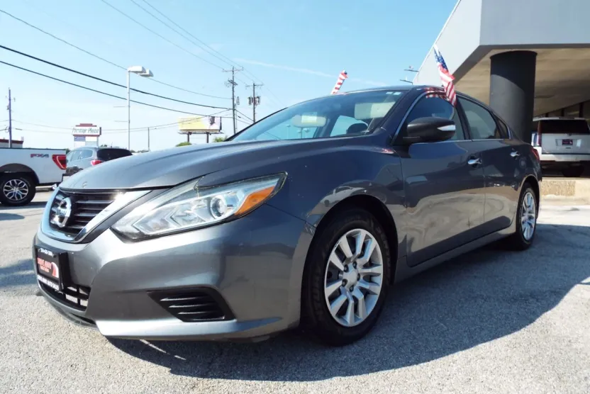 2017 Nissan Altima 2.5 photo 1