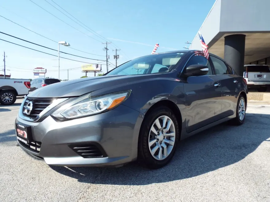 2017 Nissan Altima 2.5 photo 1