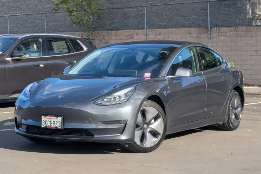 2019 Tesla Model 3 Standard Range Plus photo 1