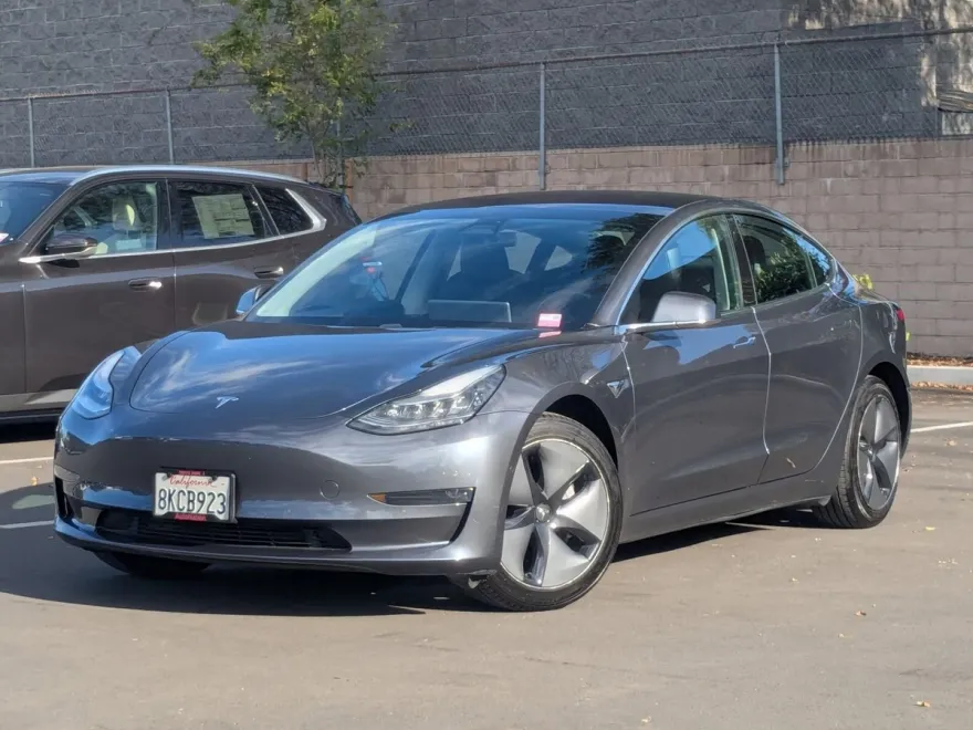 2019 Tesla Model 3 Standard Range Plus photo 1