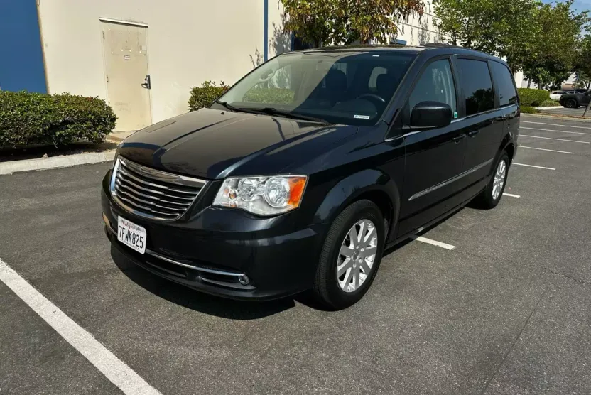 2014 Chrysler Town & Country Touring photo 1