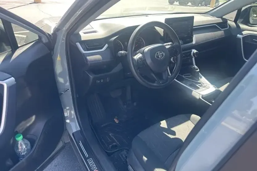 2020 Toyota RAV4 XLE photo 1