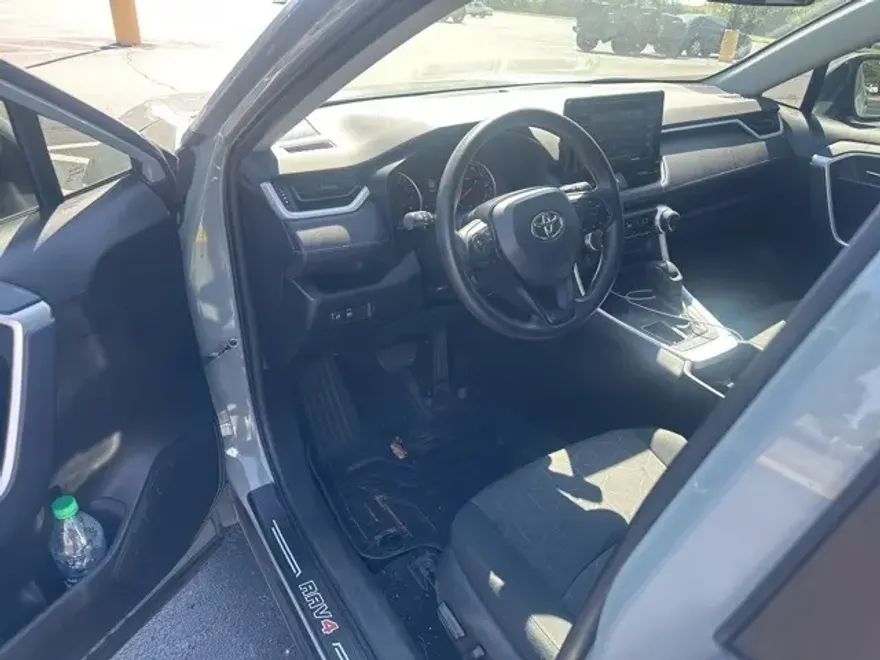 2020 Toyota RAV4 XLE photo 1