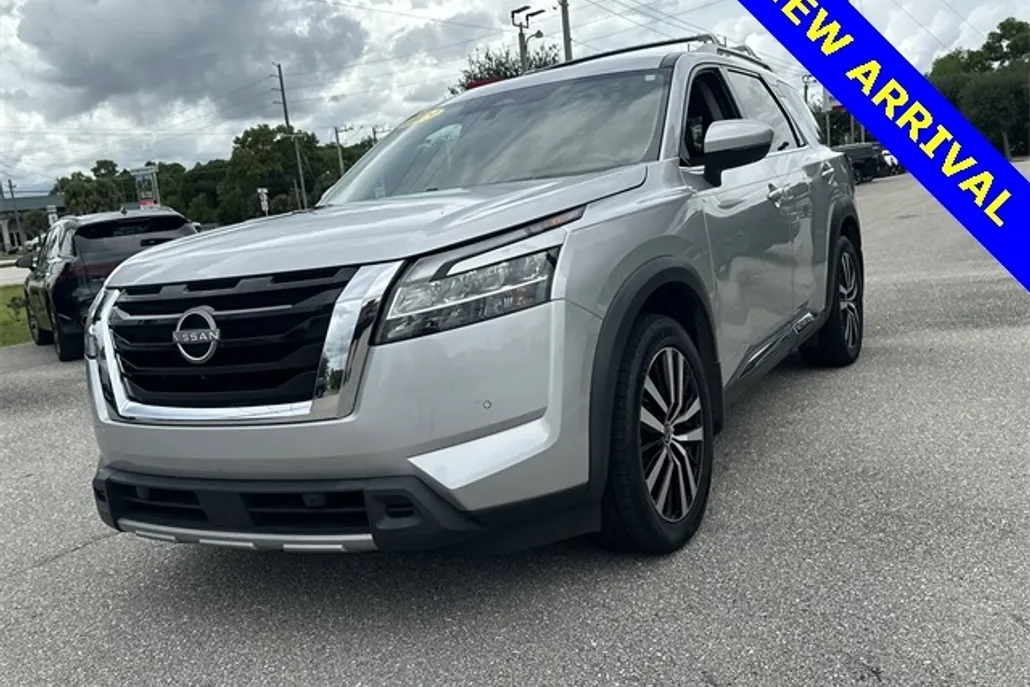 2023 Nissan Pathfinder Platinum photo 1