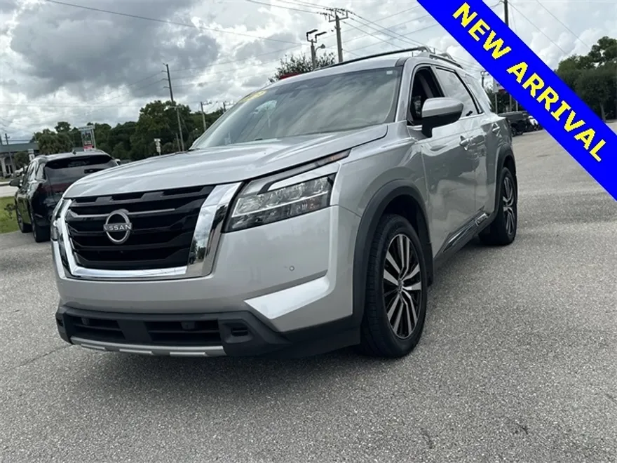 2023 Nissan Pathfinder Platinum photo 1