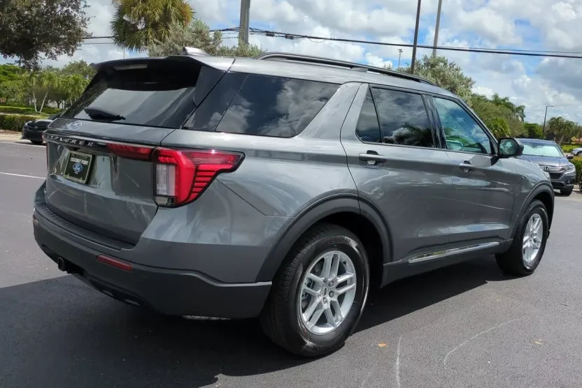 2025 Ford Explorer photo 1