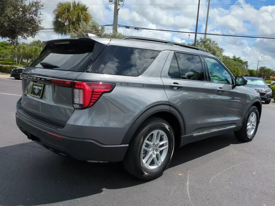 2025 Ford Explorer photo 1