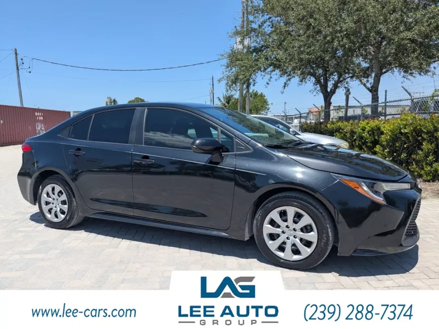 2022 Toyota Corolla LE photo 1