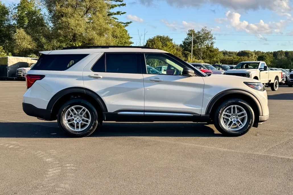 2025 Ford Explorer photo 1