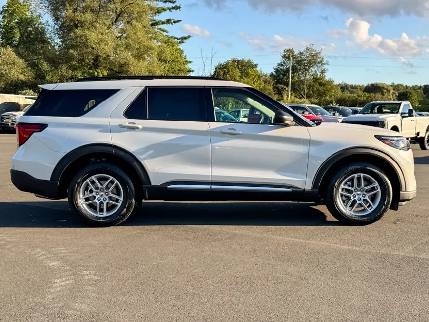 2025 Ford Explorer photo 1
