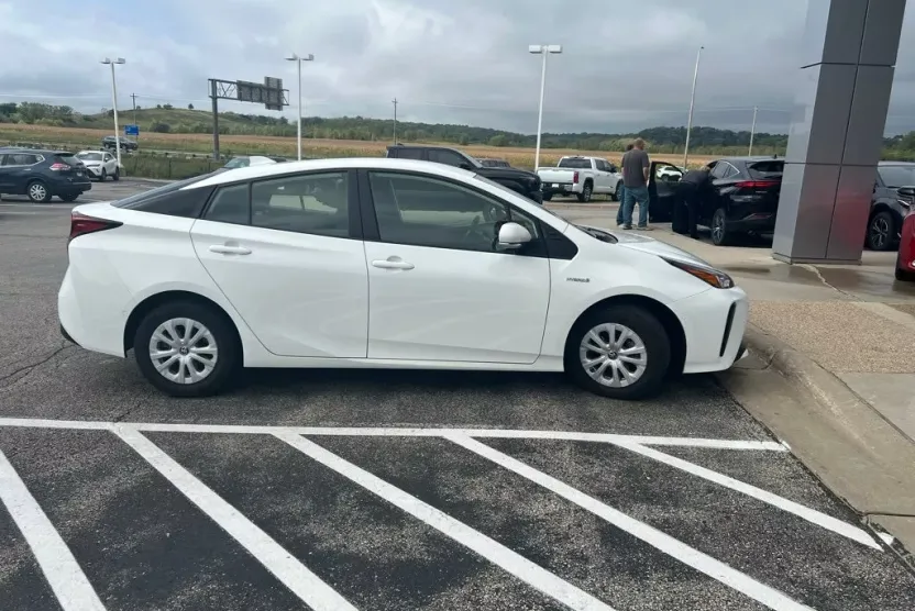 2021 Toyota Prius LE photo 1