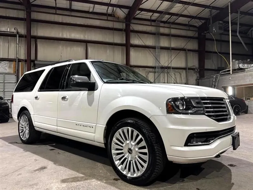 2016 Lincoln Navigator Select photo 1