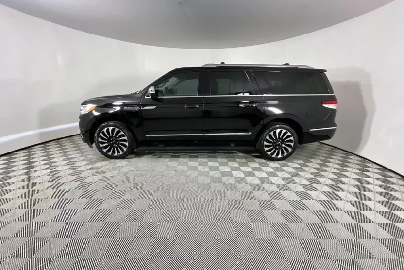 2023 Lincoln Navigator Black Label photo 1