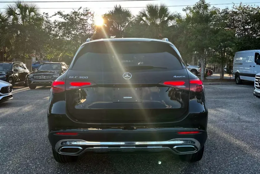 2024 Mercedes Benz GLC 300 4MATIC photo 1
