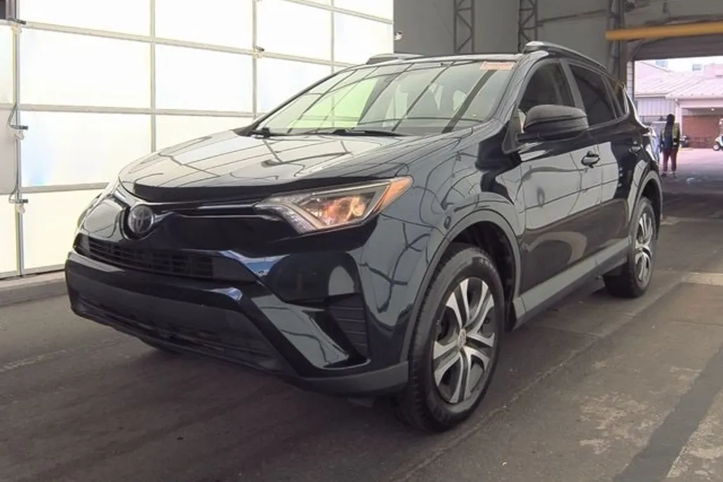 2017 Toyota RAV4 LE photo 1