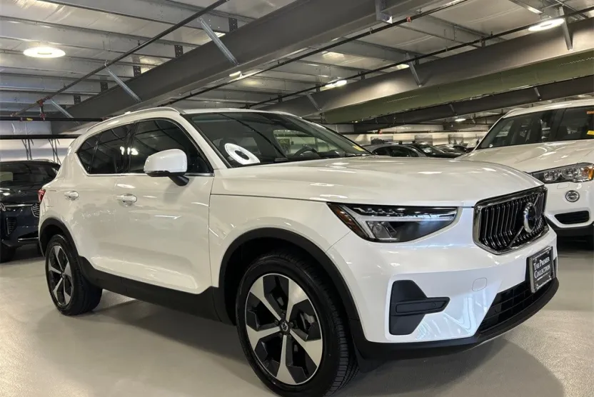 2025 Volvo XC40 Core photo 1