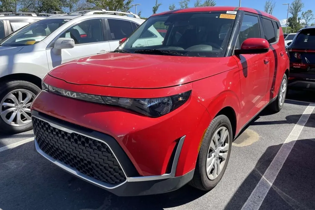 2023 Kia Soul LX photo 1