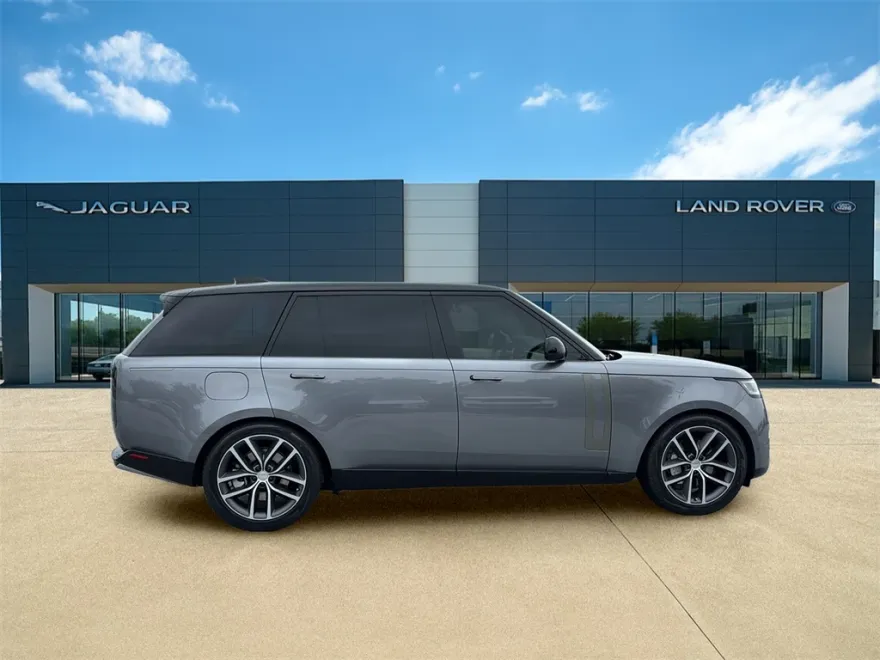 2025 Land Rover Range Rover SE photo 1
