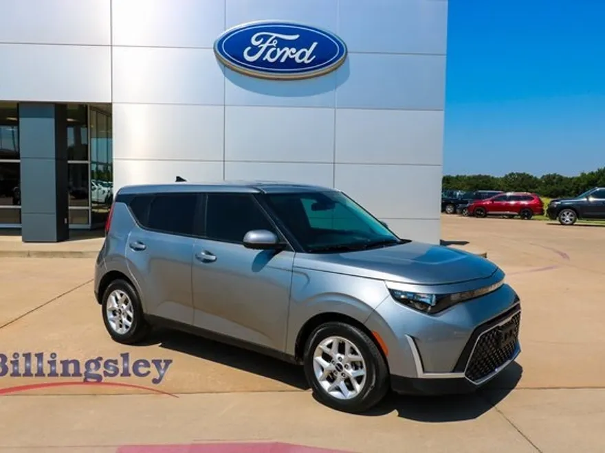 2024 Kia Soul LX photo 1