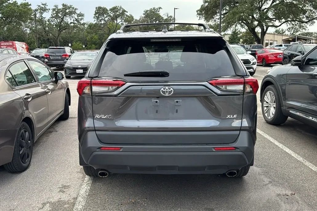 2023 Toyota RAV4 XLE Premium photo 1