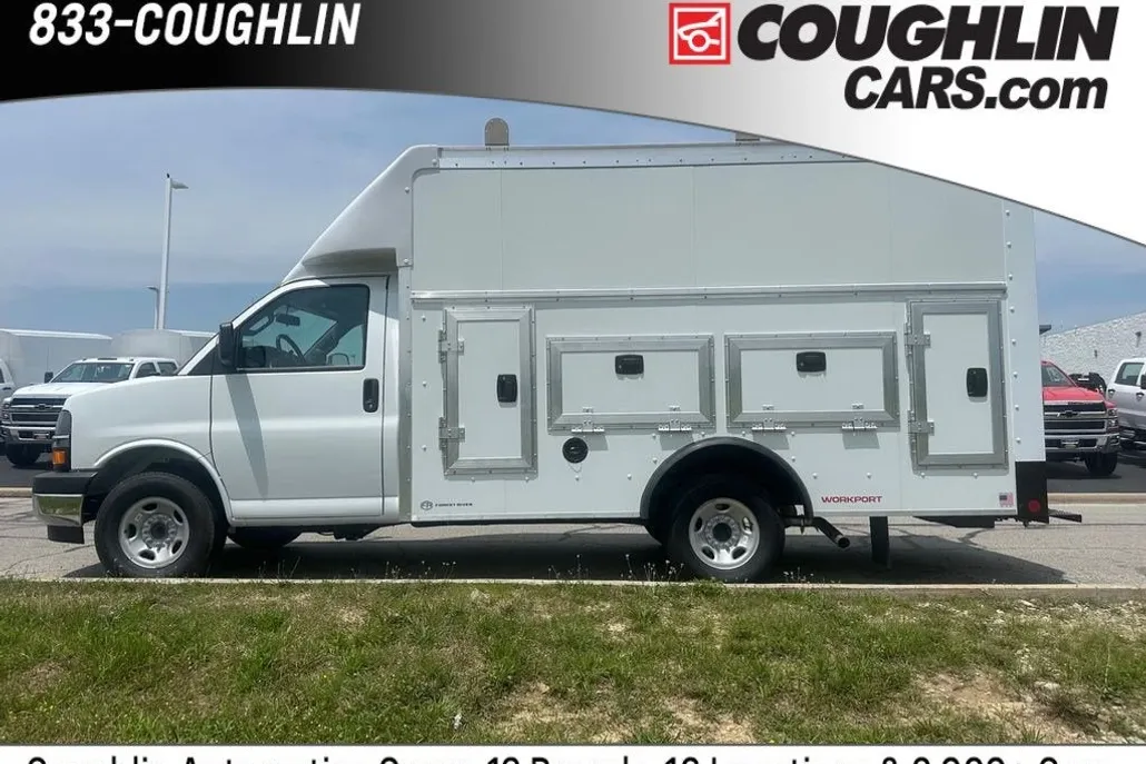 2025 Chevrolet Express Cutaway photo 1