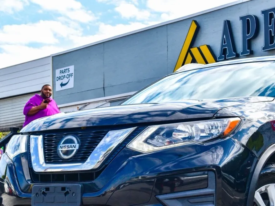 2018 Nissan Rogue SV photo 1
