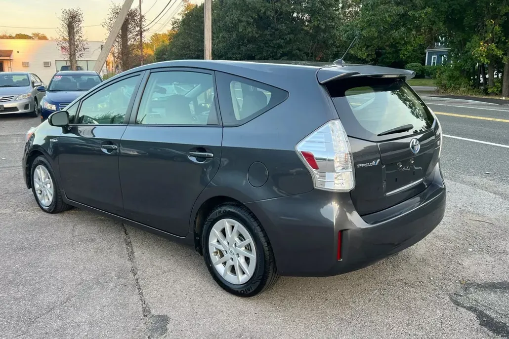 2013 Toyota Prius V Two photo 1