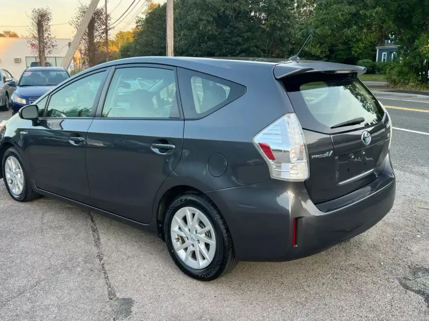 2013 Toyota Prius V Two photo 1