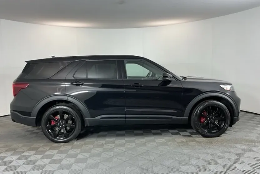 2022 Ford Explorer ST photo 1