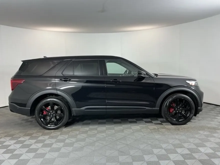 2022 Ford Explorer ST photo 1
