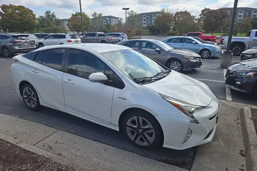 2017 Toyota Prius Three Touring photo 1