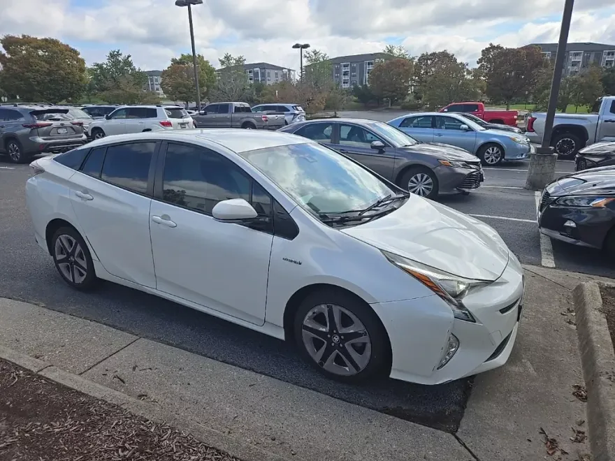 2017 Toyota Prius Three Touring photo 1