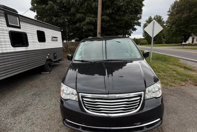 2014 Chrysler Town & Country Touring photo 1