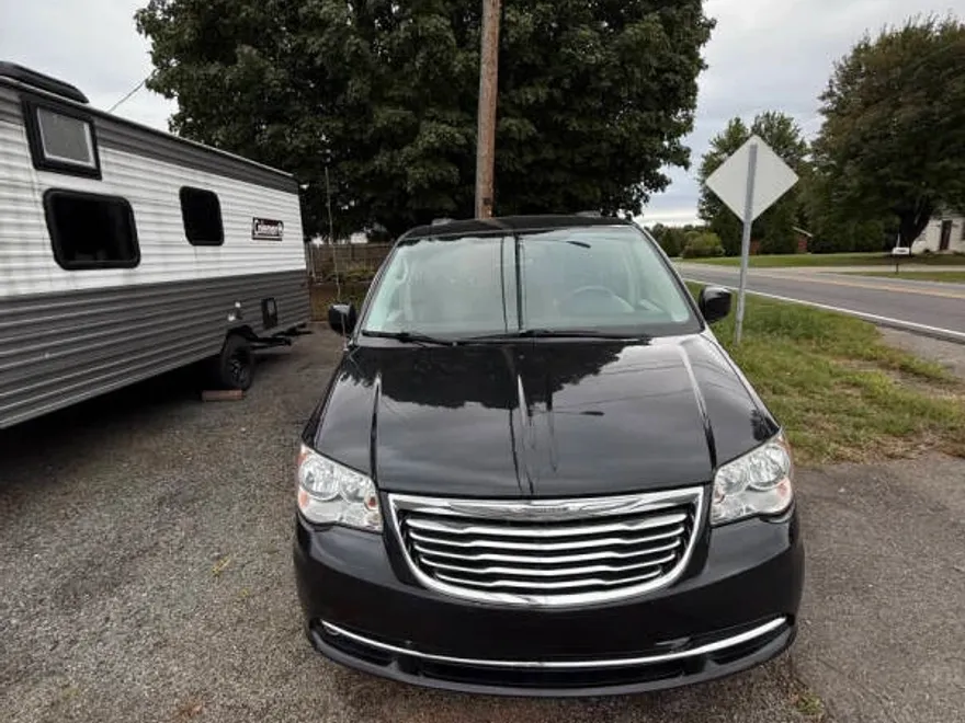 2014 Chrysler Town & Country Touring photo 1
