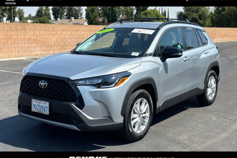 2025 Toyota Corolla Cross LE photo 1