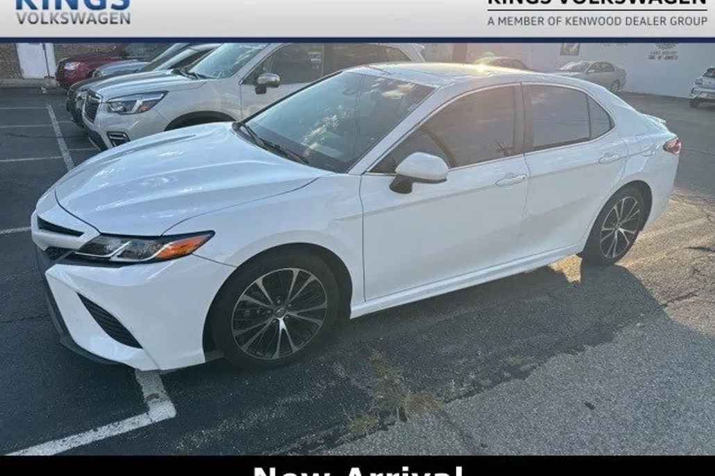 2018 Toyota Camry SE photo 1