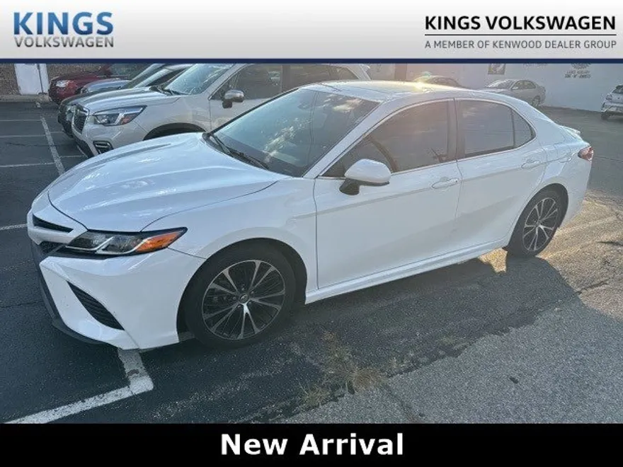 2018 Toyota Camry SE photo 1