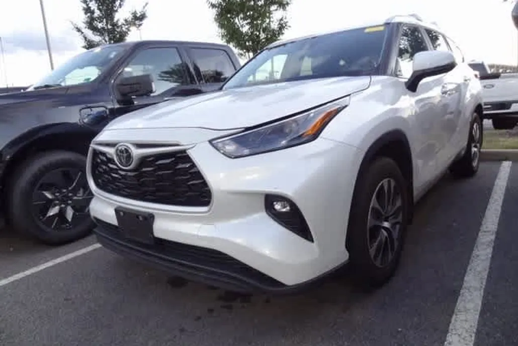 2023 Toyota Highlander XLE photo 1