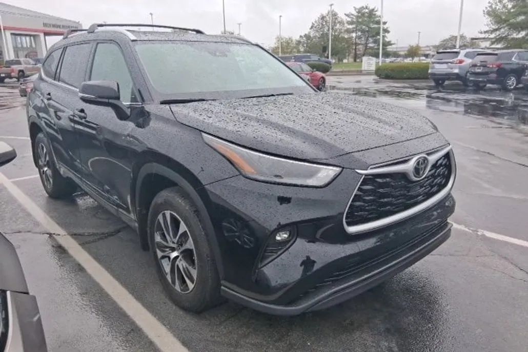 2022 Toyota Highlander XLE photo 1