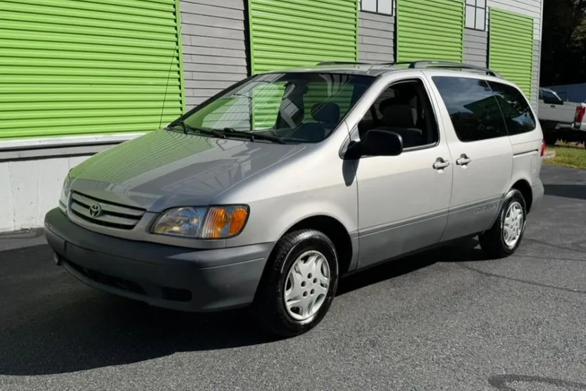 2002 Toyota Sienna CE photo 1