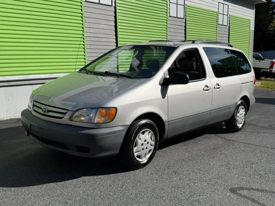 2002 Toyota Sienna CE photo 1