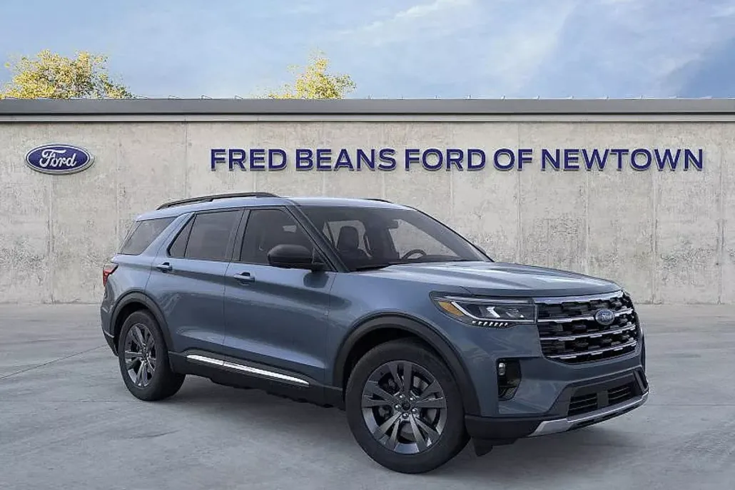 2025 Ford Explorer photo 1
