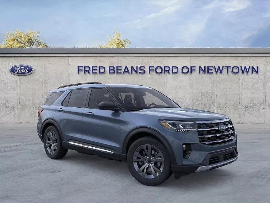 2025 Ford Explorer photo 1